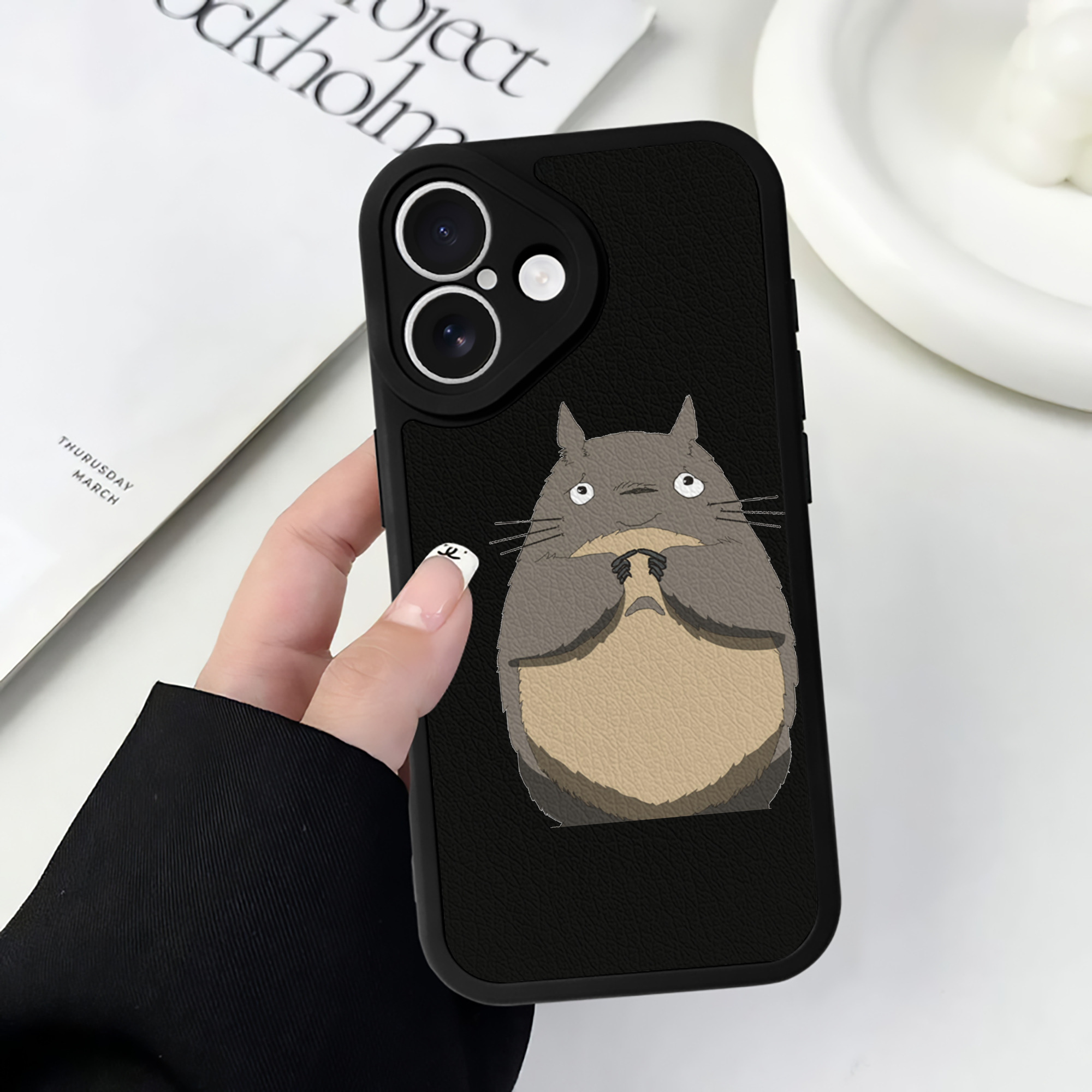 （画像用） となりのトトロ 草壁メイ 草壁サツキ My Neighbor Totoro Satsuki Kusakabe Mei Kusakabe 【iPhone 16シリーズ対応】シリコンスマホケース（レザー調） 材質：シリコン